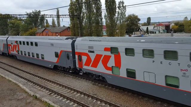 Электровоз ЭП20-023 с пассажирским двухэтажным поездом смотреть онлайн