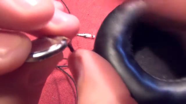 Простой ремонт наушников заикаются, нет звука, не работает одно ухо ♫ смотреть онлайн