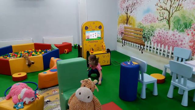 Ксюша. Учится крутить обруч смотреть онлайн