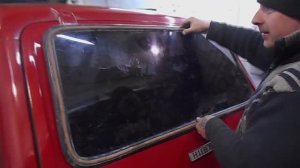 Как вставить стекло в дверь багажника автомобиля ВАЗ 2121 (Нива)