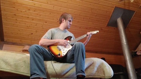 Обзор звука гитары-конструктора с декой из фанеры и китайским грифом.