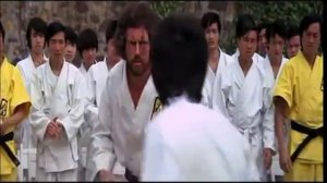 Сцена поединка Брюса Ли с Охарой Остров дракона 1973)