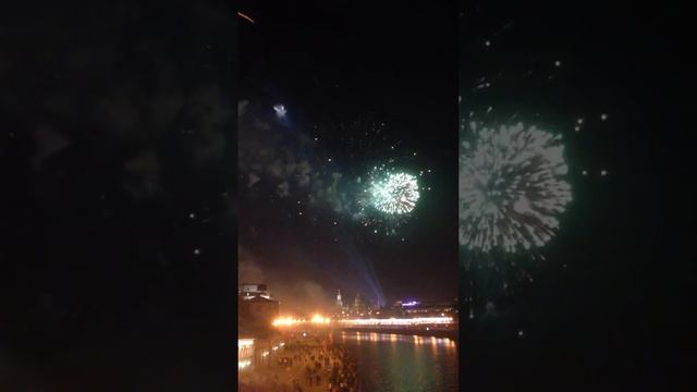 Салют. Кремль. Вид с Большого Устьинского моста. 09.05.2015 смотреть онлайн