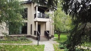 Ландшафтное великолепие дома из кедра