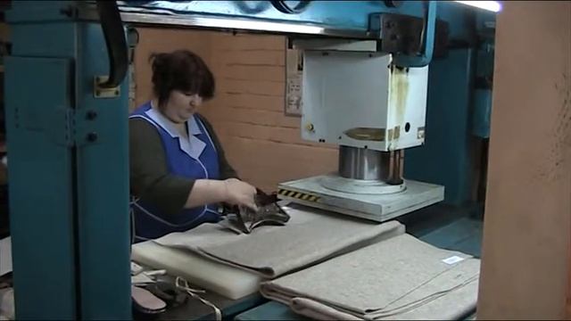 Производство войлочных тапочек. Создание формы из войлока. смотреть онлайн