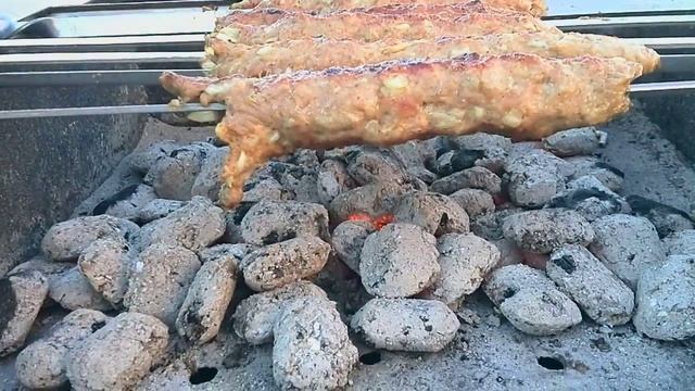 Жарим мясо на древесно-угольных брикетах. Прошло 37 минут. (часть 5) смотреть онлайн
