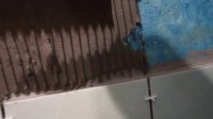 Нанесение плиточного клея гребенкой