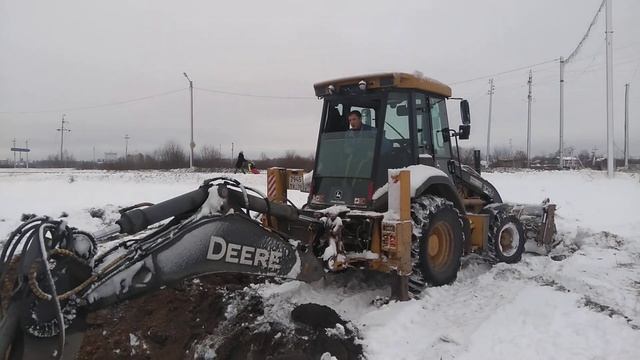 John Deere 325J.Копаю приямок. смотреть онлайн