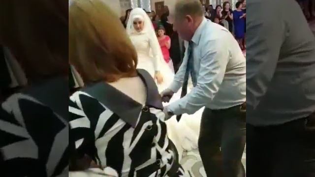 Танец Невесты и ее родной сестры смотреть онлайн