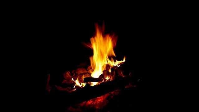 Песня у костра...🔥 Неожиданный ЭКСПРОМТ Карины под 2 маминых гитарных аккорда🤣 смотреть онлайн