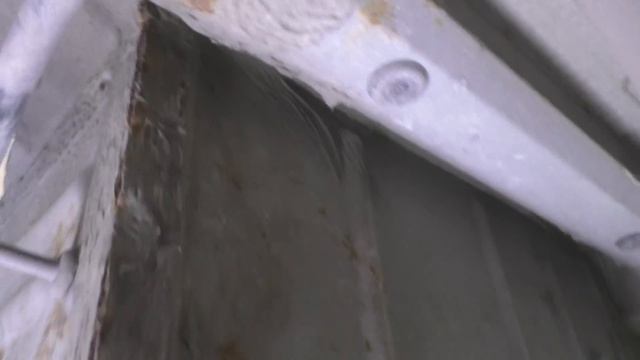 БМВ Е60 на пескостуй и обработку днища, ИЛИ КАК ГНИЁТ БМВ!!! смотреть онлайн