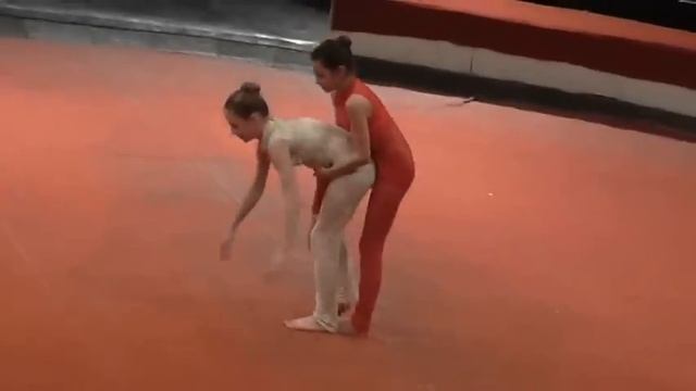 Акробатическая пара женская цирк Acrobatic pair of women's circus 3 смотреть онлайн