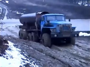 Мастера своего дела, водители тяжелой техники по бездорожью на севере.