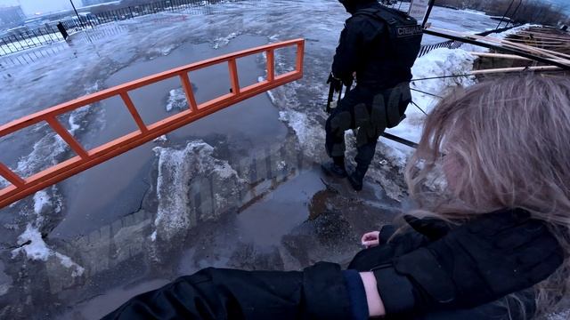 Парень делает предложение своей возлюбленной с помощью бойцов СПЕЦНАЗа