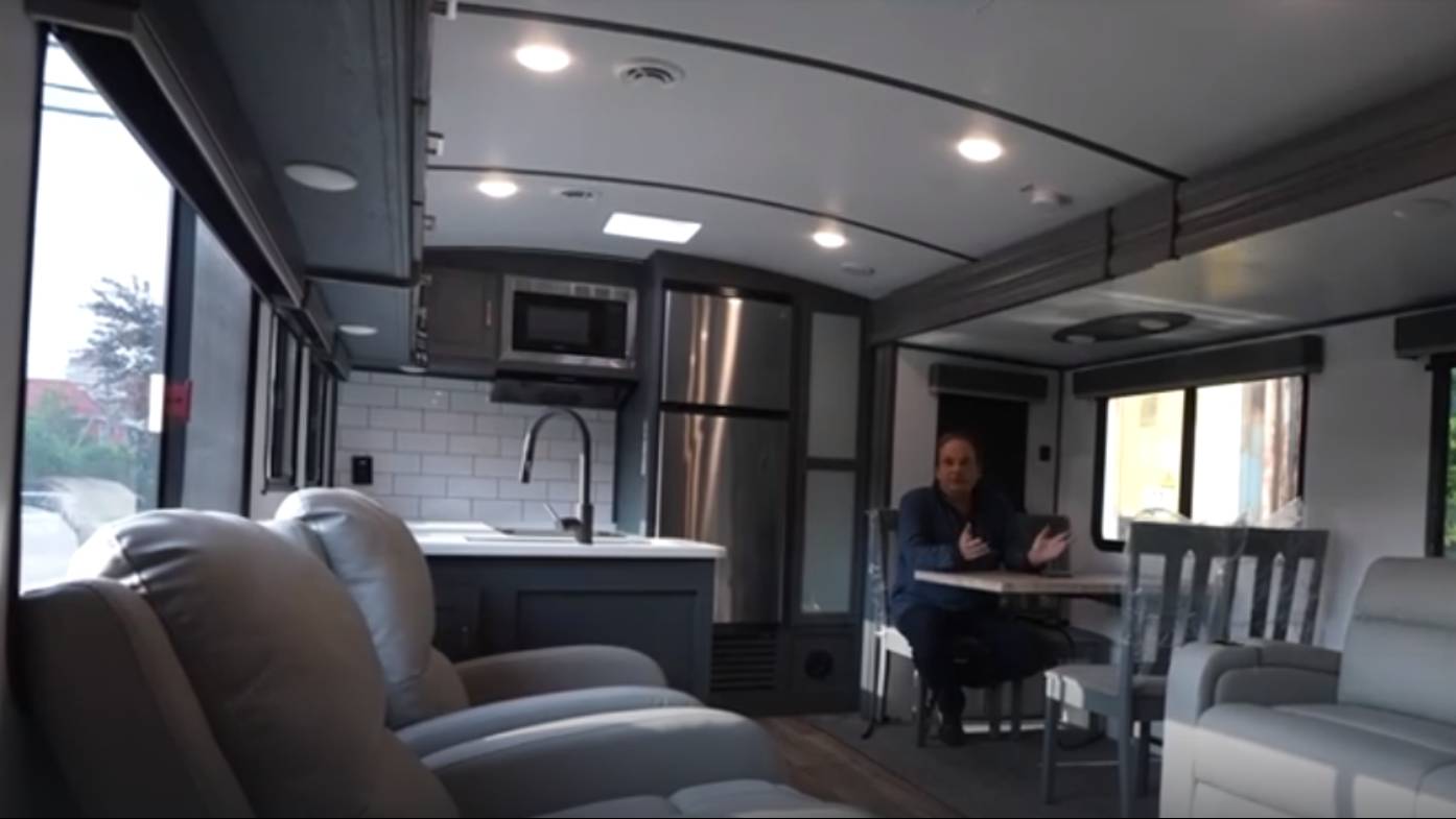 Дворец для путешествий вдвоем. Уже в России. Шикарный прицеп автодом Keystone Premier 29RKPR смотреть онлайн