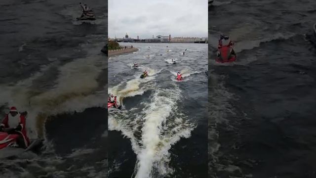 Водный парад Дедов морозов в Санкт Петербурге 11.2020 смотреть онлайн
