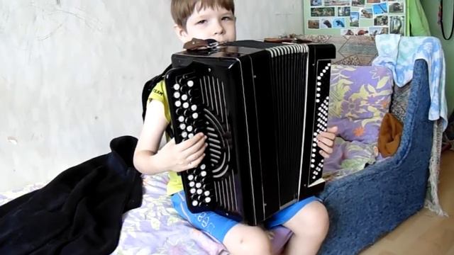 Илья играет на баяне от дедушки смотреть онлайн
