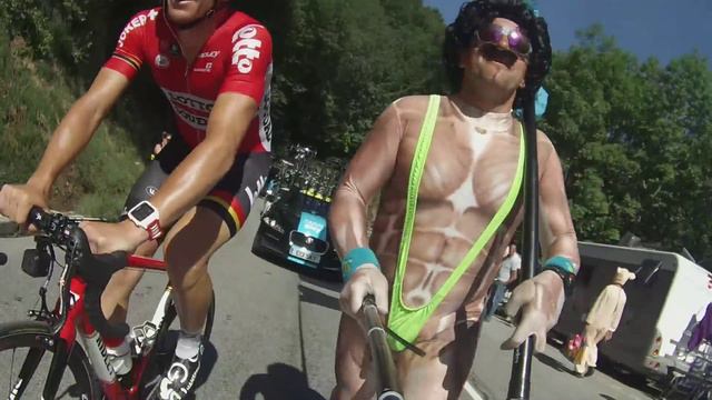 Adam Hansen is encouraging by Borat for 12th GT's in a row! Alpe d'huez - Tour de France 2015 смотреть онлайн