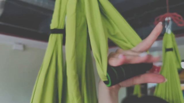 Спорт: йога в гамаках смотреть онлайн