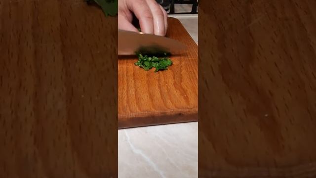 Блюдо с фаршем и картошкой на сковородке . смотреть онлайн