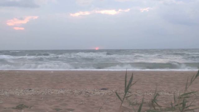 Закат Солнца на фоне штормящего моря... смотреть онлайн
