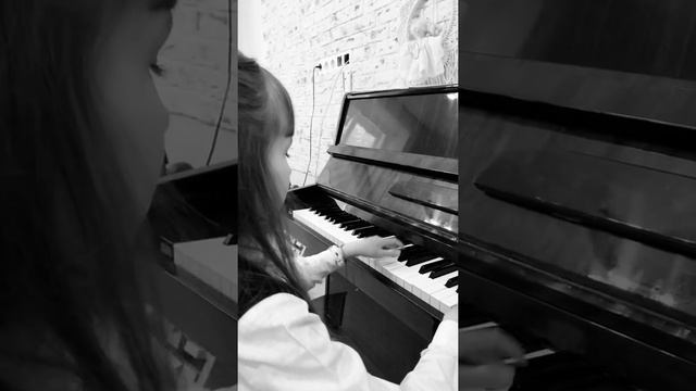 Мелодия Леди Баг и Супер Кот на пианино музыка ребенок играет Miraculous Ladybug And Chat Noir смотреть онлайн