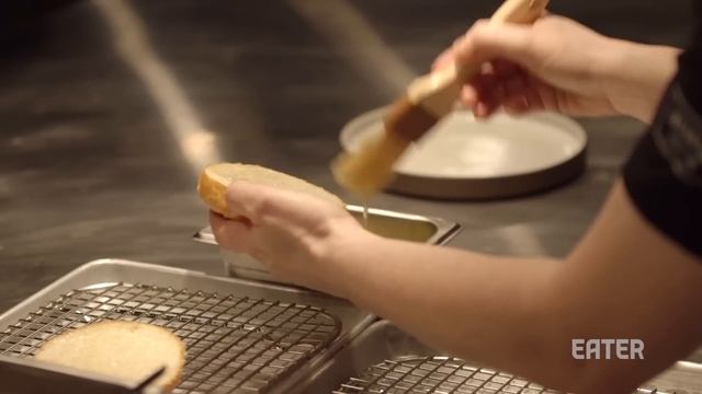 How A Michelin-Starred Chef Makes The Perfect Burger смотреть онлайн