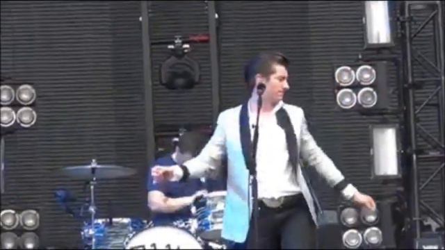 Alex Turner dancing cumbia смотреть онлайн