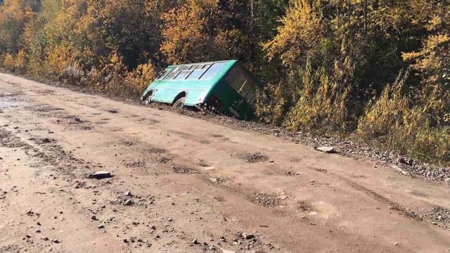 Сегодня съехал в кювет пассажирский дачный автобус «Российская - Ветеран» смотреть онлайн