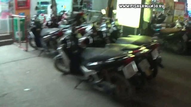 Трёх рядная парковка мотоциклов Тайланд Пхукет смотреть онлайн