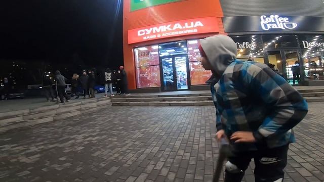 Когда На Него Бычат ПРОХОЖИЕ Он СРАЗУ Же Отвечает... смотреть онлайн