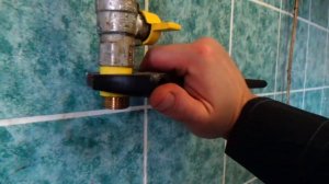 Установка диэлектрической муфты на газовый кран.