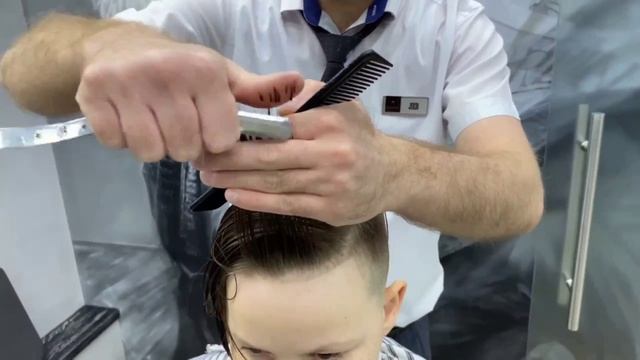 МУЖСКАЯ СТРИЖКА АНДЕРКАТ, СТРИЖКА ОПАСНОЙ БРИТВОЙ. смотреть онлайн