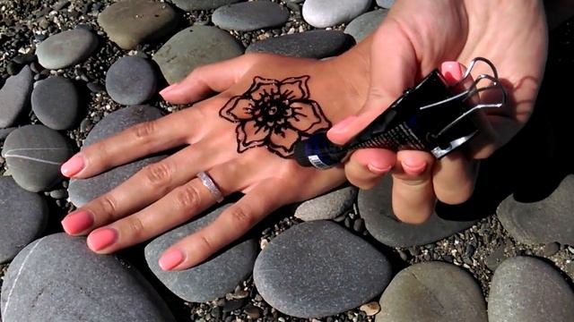Мехенди на руке (менди), мандала / Mehndi mandala henna. смотреть онлайн