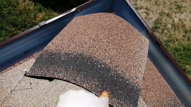 Монтаж коньков на мягкой кровле