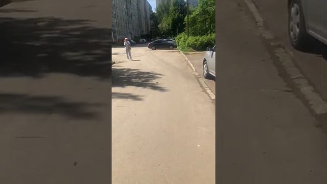 Воскресенск, Зелинского, 30/12. Машина стоит на тротуаре