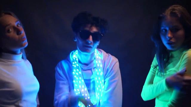 Mum, I'm paranoid - by Oscar Adamson (Directed by Andrew Zakharov) смотреть онлайн