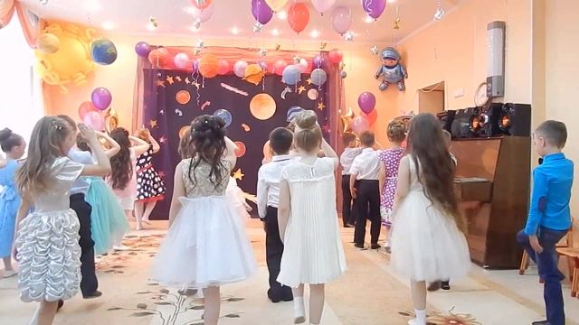 Танец "Если очень захотеть, можно в космос полететь!" смотреть онлайн