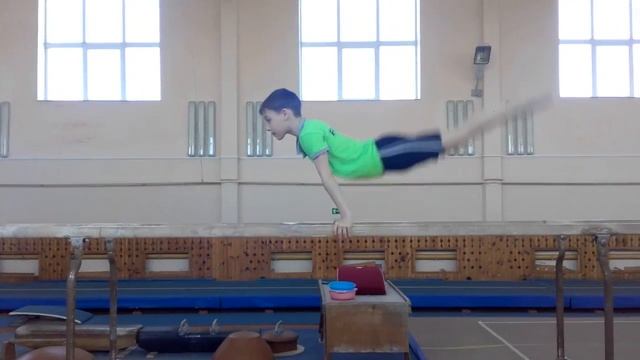 сальто с брусьев