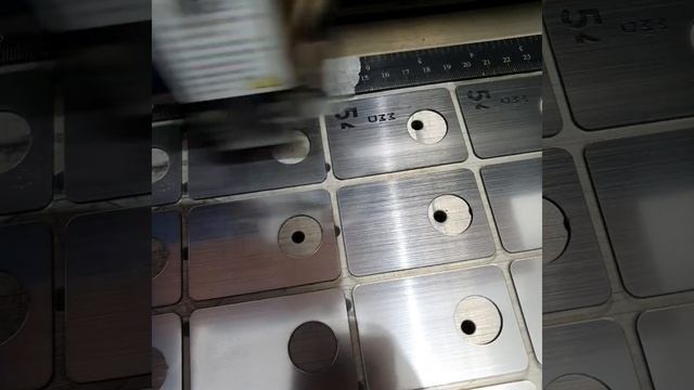 Лазерная гравировка двухслойного пластика для гравировки на лазерном гравере смотреть онлайн