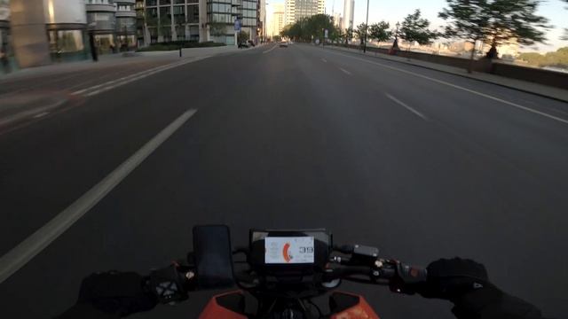 [UNCUT] LONDON AT SUNRISE. | KTM Duke 125 [4K] смотреть онлайн