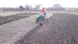Вспашка огорода самодельным минитрактором с  самодельным  плугом