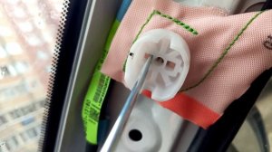 Снимаем клипсу на шторке боковой подушки безопасности Тойота Филдер 2016