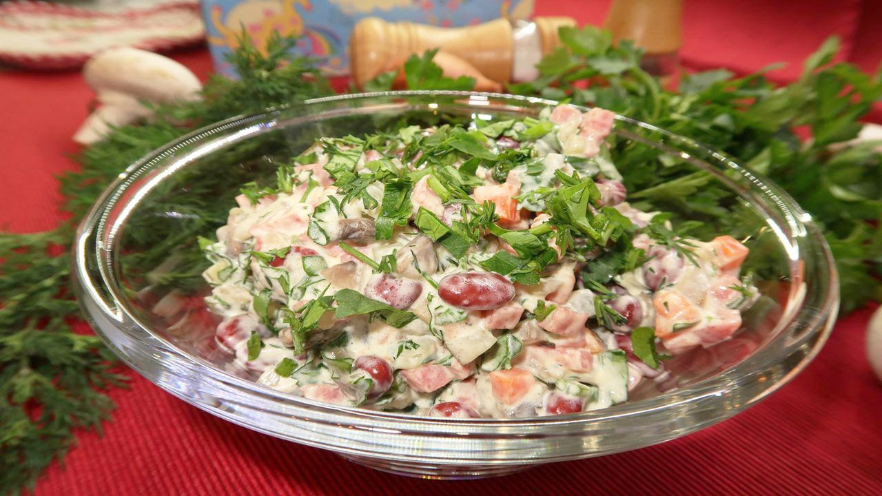 Салат с красной фасолью и копченой колбасой. Рецепт салата с фасолью смотреть онлайн