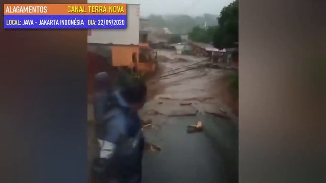 Chuvas Torrenciais Varrem Indonésia - Jakarta e oeste de Java - 20 Vídeos Impressionantes 2020 смотреть онлайн