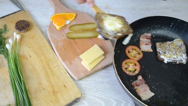 Супер СЭНДВИЧ из черного хлеба с грудинкой! Желток и белок жарим отдельно / Завтрак чемпионов смотреть онлайн