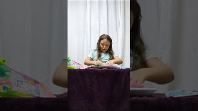 Ксюша лепит из волшебного песка. Кинетический песок смотреть онлайн