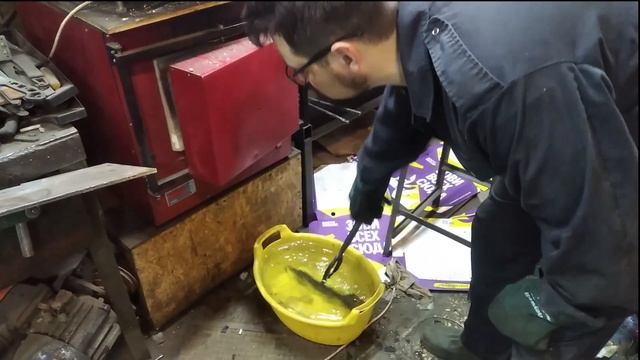Эксперимент по закалке клинков в обмазке на воду и соляной раствор. смотреть онлайн