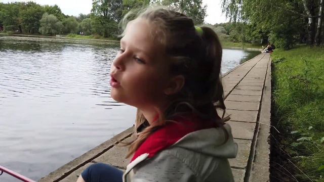 Vlog - Кира отправляется на рыбалку / рыбка для котиков / смотреть онлайн