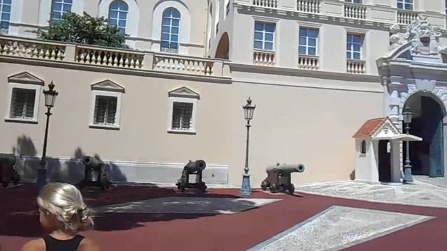Смена караула дворца Принца Альберта II в Монте Карло, Монако, Changing guards of the Monaco Castle смотреть онлайн